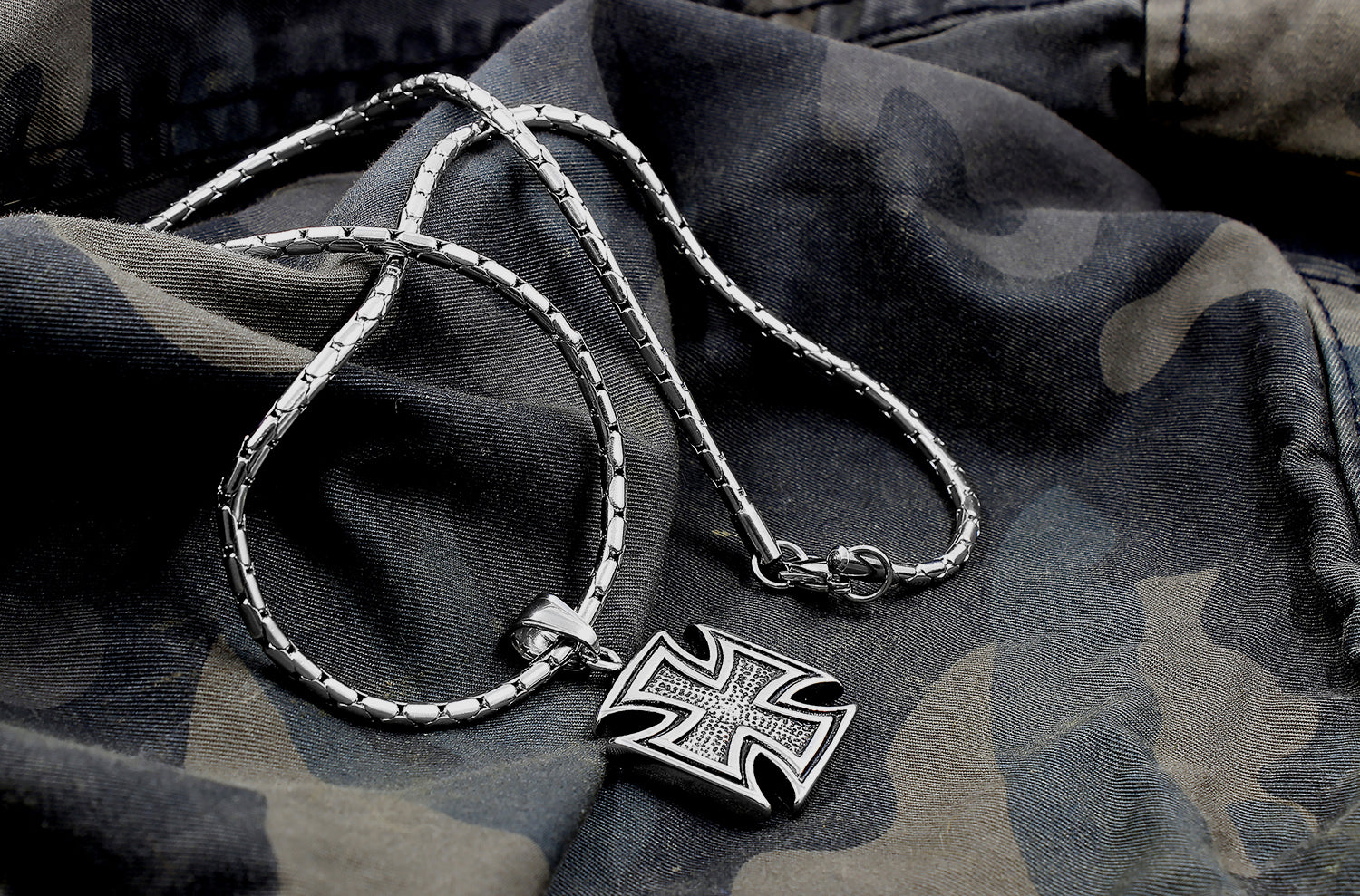 Varieties of Men’s Silver Jewelry and Accessories