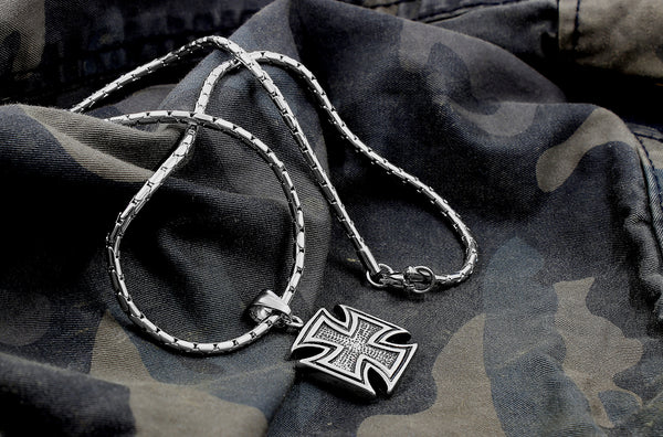 Varieties of Men’s Silver Jewelry and Accessories