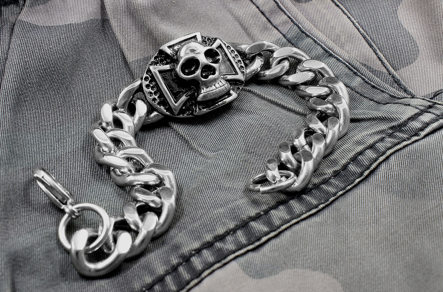 Factors to Consider When Purchasing Men’s Silver Jewelry and Accessories